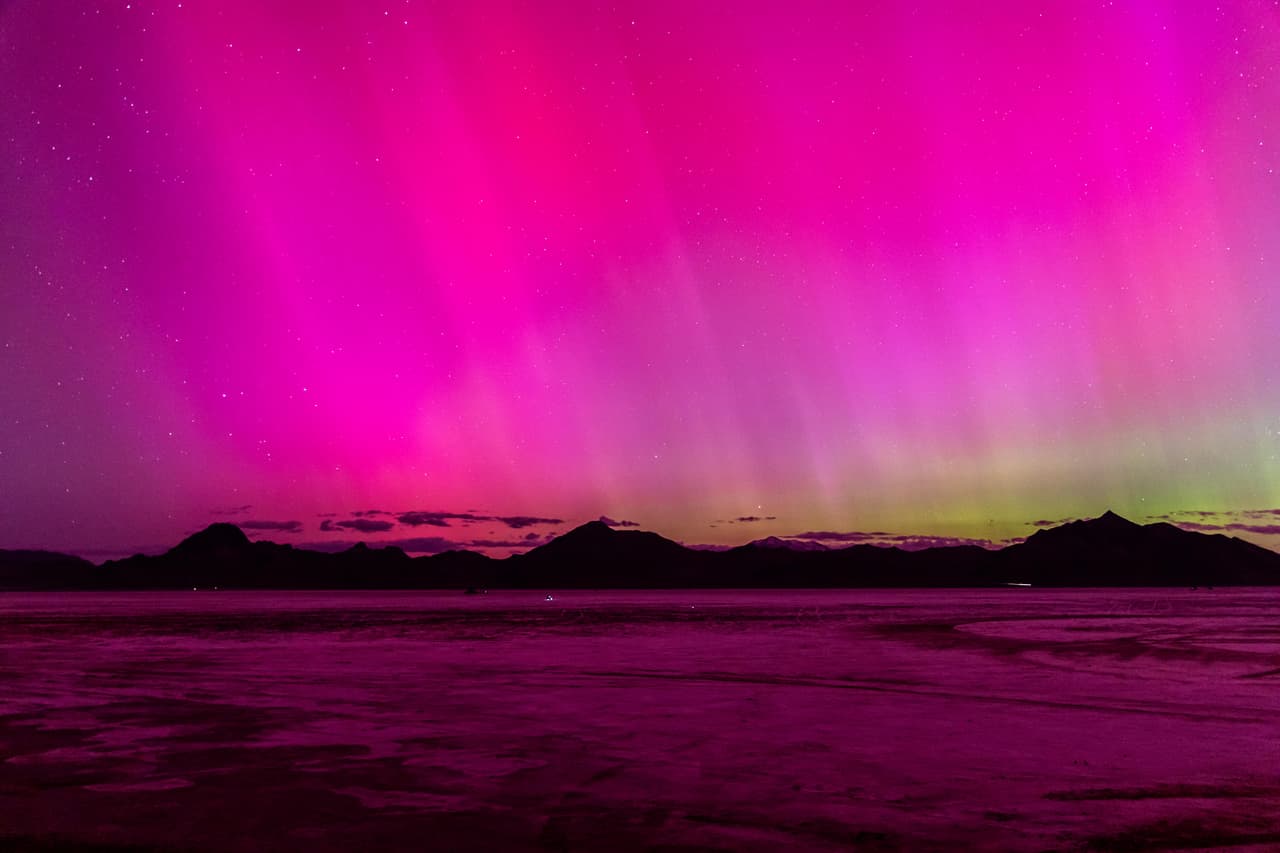 El cielo nocturno de Arizona se iluminó con el juego de luces de la 
<b>aurora boreal </b>durante el fin de semana del 10 al 12 de mayo, luego de que una intensa tormenta solar golpeara a la Tierra.