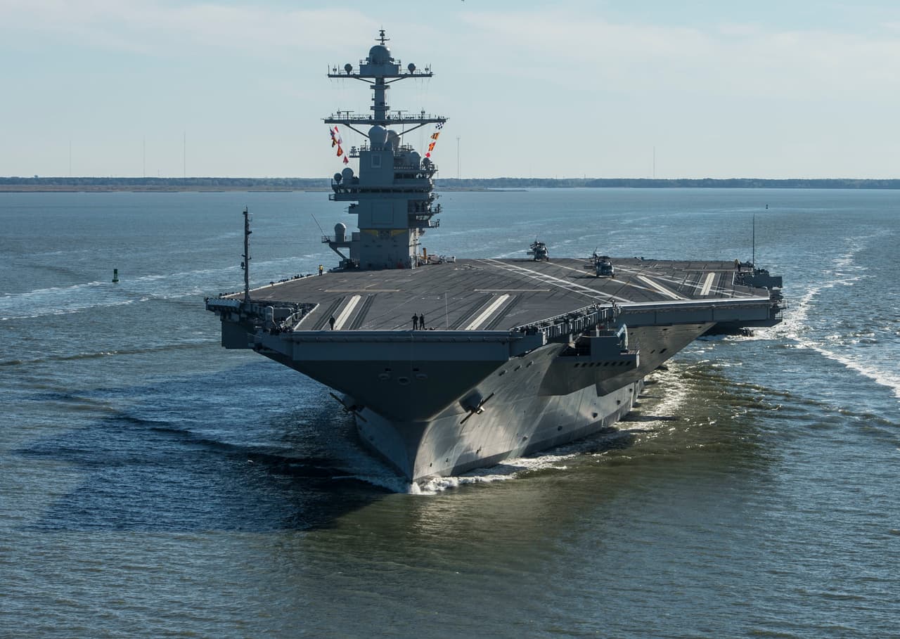 El USS Gerald Ford pesa cerca de 100,000 toneladas que hacen complicado que frene y se mantenga estático. Cuenta con un sistema de anclaje que deja caer 90 pies de cadena cada 5 segundos, con un ancla que pesa 30,000 libras.