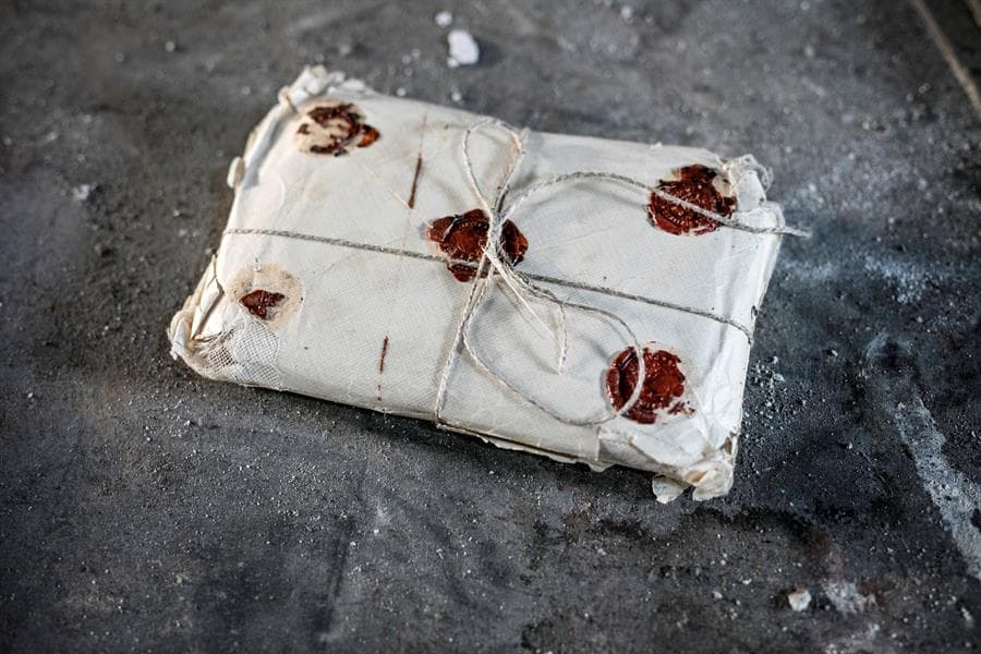 Hace tres años, una mujer del estado de Alta Austria (en el país del mismo nombre) encontró en su casa
<b> un paquete de cartas firmadas por Alois Hitler</b>. La treintena de misivas, enviadas a lo largo de un año al hombre que le había vendido una casa de campo —el bisabuelo de la mujer que las halló—, se mantuvieron ocultas por más de un siglo. En ellas se devela a un 
<b>Alois Hitler con ambiciones fracasadas, carácter agrio y posturas nacionalistas</b>.
<br>