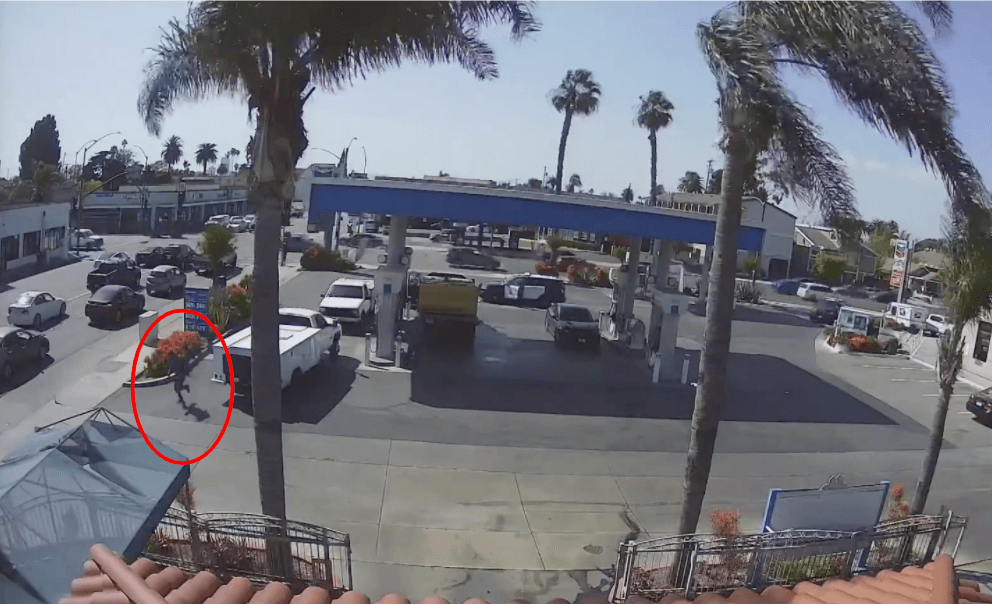 En este video, que ahora investiga la policía, se ven a miembros de una banda organizada llegar con tres camiones modificados para el robo de combustible en una gasolinera en la ciudad de Long Beach.