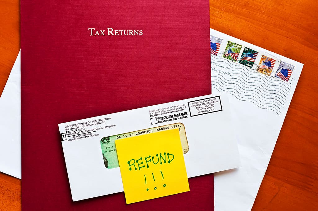 <b>4. Crédito Tributario por Ingreso del Trabajo (EITC). </b>Aunque la mayoría de neoyorquinos elegibles reciben un crédito de EITC por $2,400, este crédito tributario puede llegar hasta $11,000 para familias elegibles, padres sin custodia y quienes trabajan a tiempo completo o parcial o que trabajan por cuenta propia. 
<br>