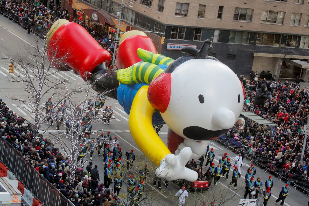 El globo de 'The Diary of a Wimpy Kid' vuela sobre la calle. El desfile arrancó en Central Park West y la calle 77 a las 9:00 de la mañana, y continuará la marcha hacia Columbus Circle, pasando por Central Park South y continuando por la Sexta Avenida hasta terminar en West 34th Street y la Séptima Avenida, en Macy's Herald Square.