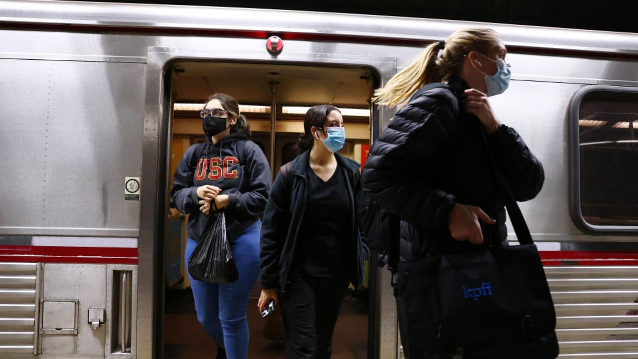 Funcionarios del Metro anunciaron que el próximo domingo 13 de febrero estarán ofreciendo viajes gratuitos para aquellos que se dirijan hacia el SoFi Stadium partiendo desde las estaciones de Hawthorne y Lennox. Además, se conoció que contrataron personal independiente para no alterar el servicio regular durante el día del evento.