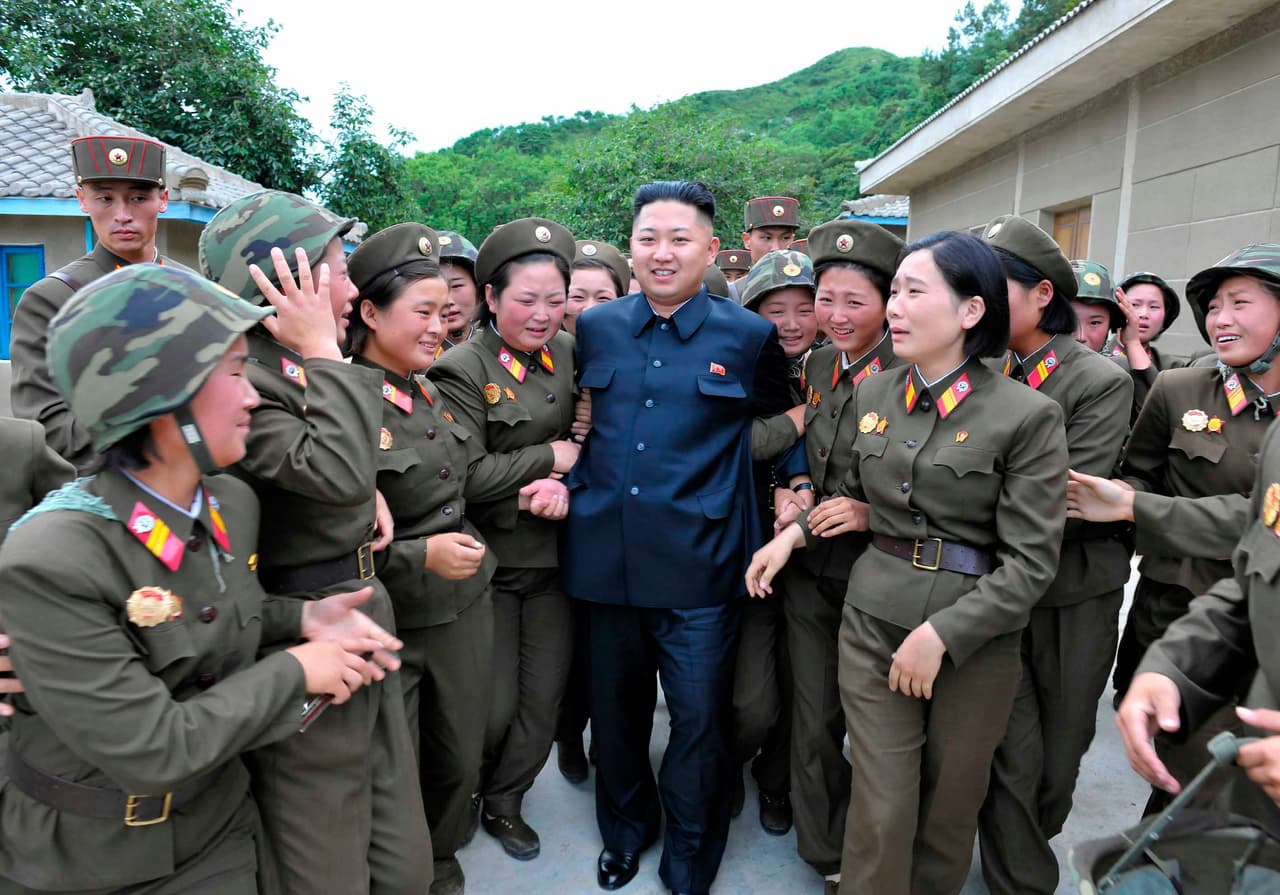 Integrantes de un batallón militar del Ejercito Popular Coreano reciben a su líder. Fotografía publicada el 24 de agosto de 2012.