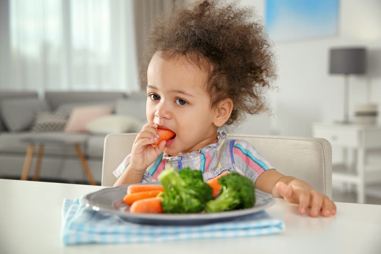 En el caso de los niños que tienen entre 1 y 2 años de edad, los riesgos de que se ahoguen con comida siguen.