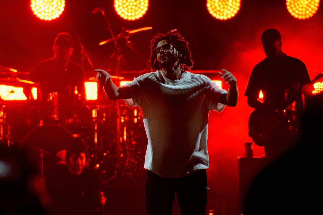 El rapero J Cole cantó en el concierto pro-Hillary de Jay Z y Beyoncé en Cleveland, Ohio, el 4 de noviembre.