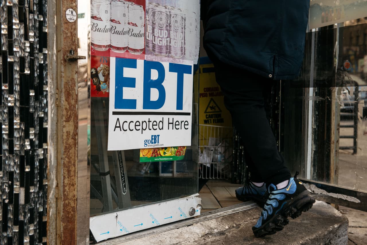 Este dinero que se recibe se puede usar en tiendas, supermercados y mercados al aire libre que aceptan pagos de EBT. Sin embargo, es importante saber que no todas las comidas o productos pueden ser comprados con estos beneficios.