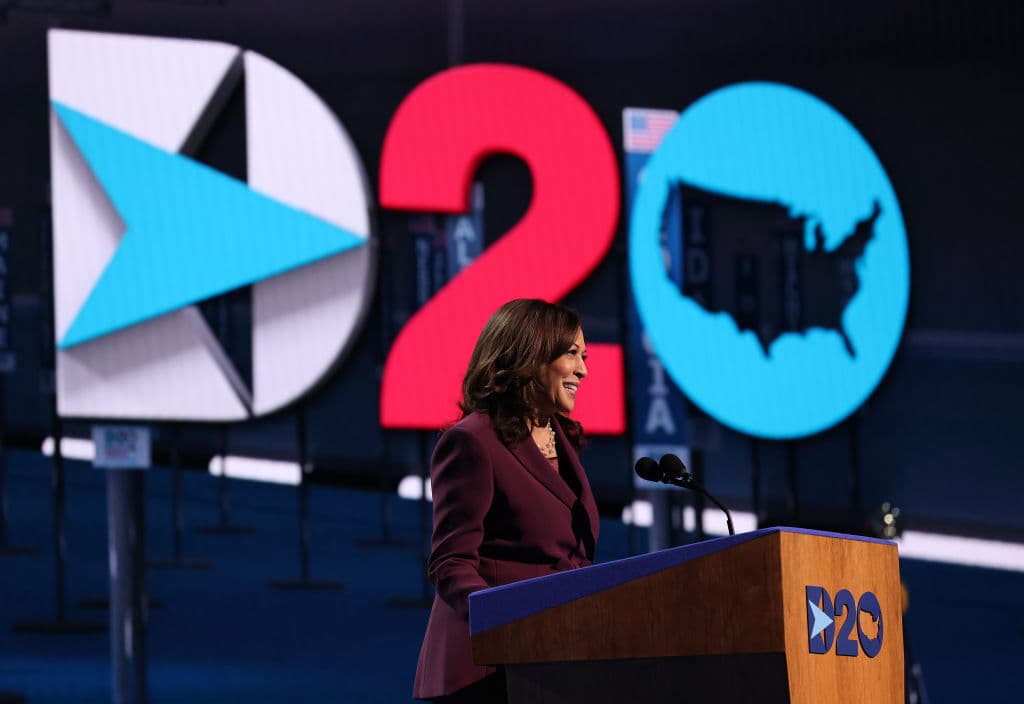 La senadora Kamala Harris acepta la nominación del Partido Demócrata para la vicepresidencia y ofrece trabajar por un "país en el que no coincidiremos en cada detalle, pero estaremos unidos en la convicción fundamental de que cada ser humano merece compasión, dignidad y respeto". Harris es la primera afroestadounidense nominada a la vicepresidencia por un partido prominente.