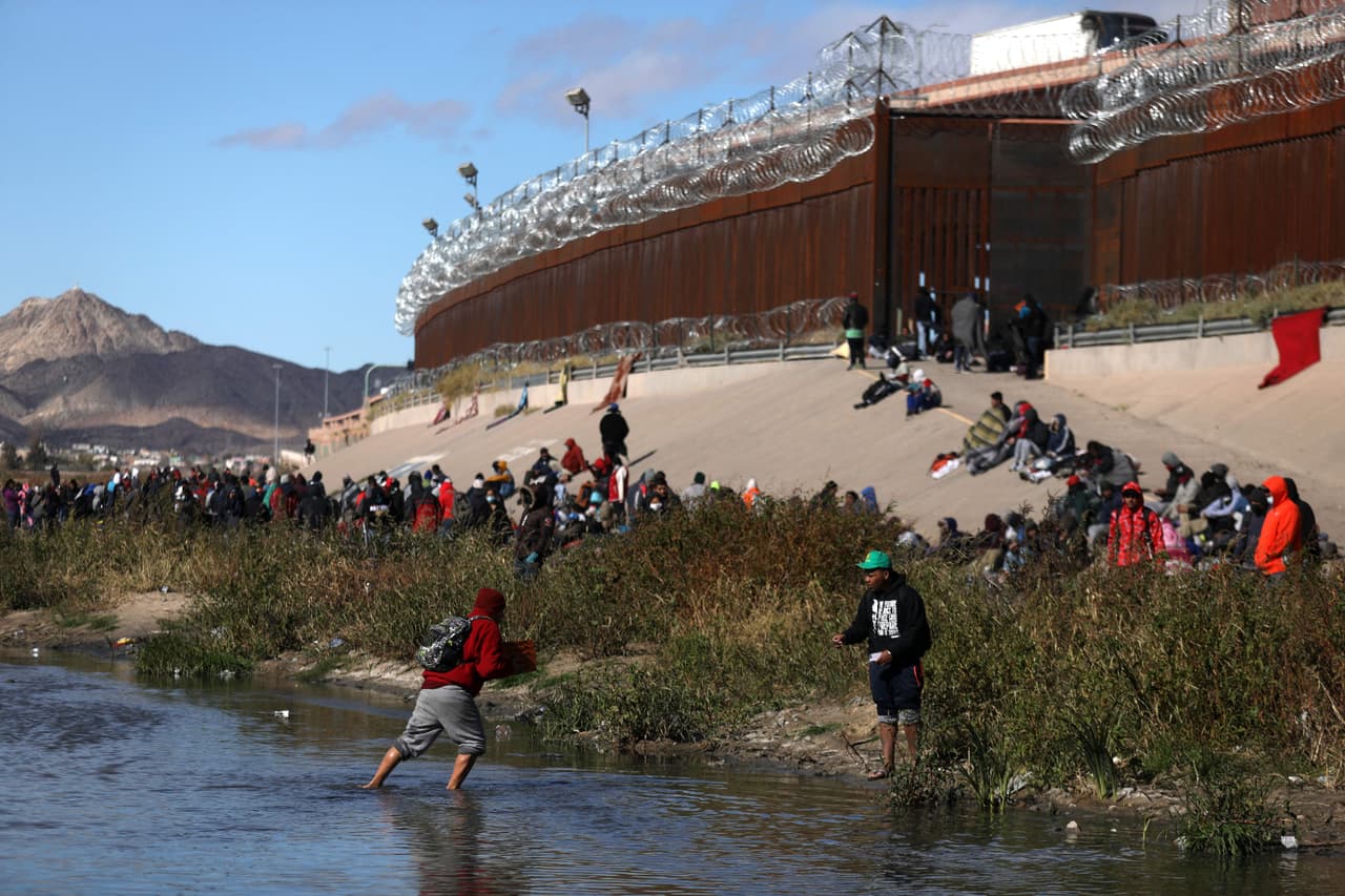 "Aunque sabemos que los traficantes van a difundir desinformación y aprovecharse de los migrantes, déjenme ser claro: 
<b>con Título 42 o sin él, aquellos que no puedan establecer una base legal para quedarse en Estados Unidos serán removidos",</b> dijo en un reciente comunicado el secretario de Seguridad Nacional, Alejandro Mayorkas.
<br>
<br>La política sanitaria estará vigente hasta el 20 de diciembre. Pese a que aún faltan días, hay ciudades de la frontera, como El Paso, donde sus autoridades ya advierten el desborde que se avecina. Decenas de migrantes han sido procesados por la Patrulla Fronteriza y liberados en esta urbe de casi 700,000 habitantes, reporta el medio local 
<i>El Paso Times</i>.
<br>
<br>Algunos fueron llevados por las autoridades a los albergues de la ciudad. Otros duermen en las calles bajo temperaturas gélidas mientras esperan a que pasen los días para poder tomar el bus que los llevará con sus familias en Los Ángeles, Dallas o Nueva York. La espera está siendo de días para la mayoría.
<br>
<br>Este sábado, el alcalde de esa ciudad fronteriza, Oscar Leeser, declaró el estado de desastre por el flujo de migrantes que reciben a diario. Más de una decena de condados en Texas —algunos a cientos de millas de distancia de la frontera— han emitido medidas similares ante lo que consideran una "invasión" en la frontera. El Paso se había negado a hacer una declaración de emergencia hasta este sábado.
<br>
<br>La foto es justamente en ese punto del borde con México.