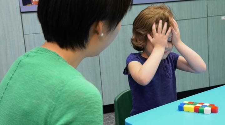 Un simple juego de cinco minutos mejora el desempeño matemático de niños de primaria