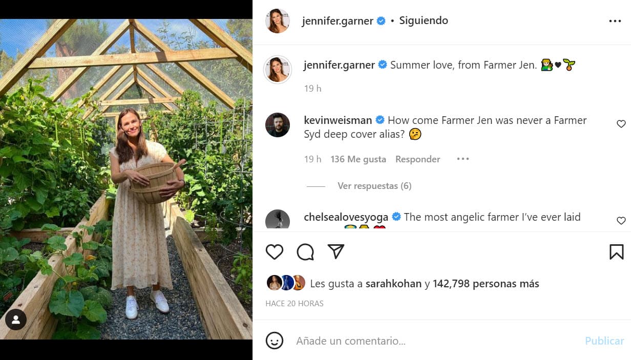 "
<b>Amor de verano</b>, de la granja de 'Jen'", escribió junto a esta foto desde lo que parece ser un invernadero. 
<br>