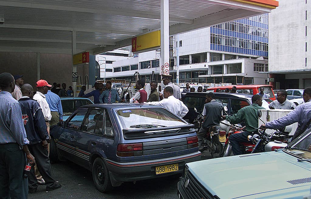 ⬆️ MÁS CARA.
<br>
<b>Lugar 2.- Zimbabwe.</b>
<br>
<br>En ese país del sur de África pagan 
<b>$10.409 por galón o $2.750 por litro.</b>