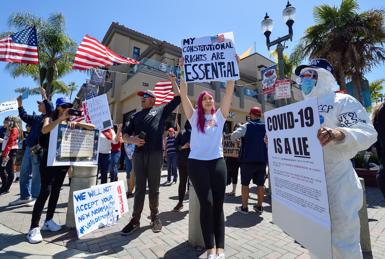 Además, hay denuncias que certifican que muchos negocios en California no siguieron las medidas requeridas por las autoridades de salud. Por su parte, hay denuncias de trabajadores esenciales que alegan que no reciben equipos de protección adecuados para realizar sus labores.