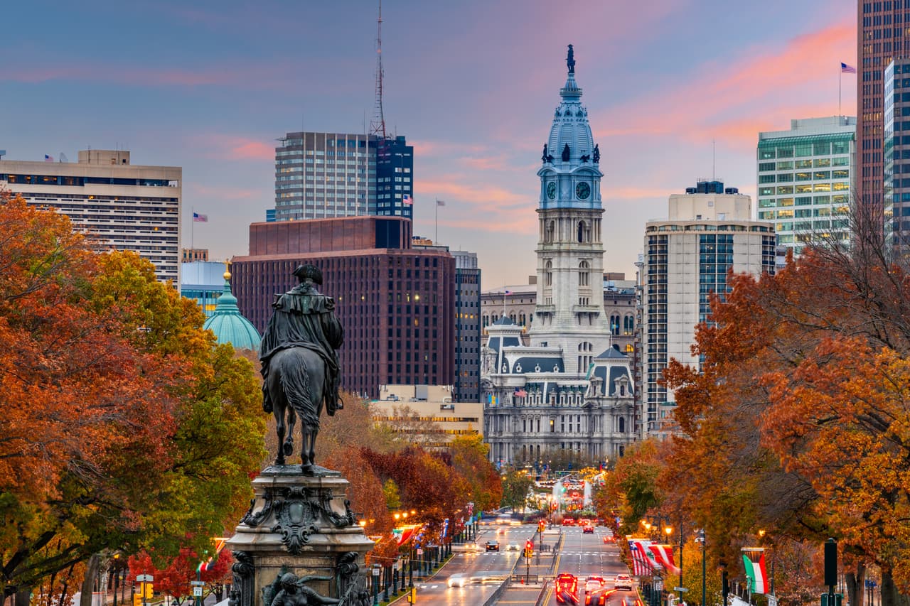 <h3 class="cms-H3-H3">19. Pennsylvania</h3>
<br>
<br>🏘️ Población: 12,964,056 habitantes.
<br>
<br>🏘️ Esperanza de vida: 78.0 años.
<br>
<br>🏘️ Ingreso promedio por familia: $68,957 
<br>
<br>🏘️ Valor promedio de la vivienda: $222,300
<br>
<br>🏘️ Costo de la vida representado como el porcentaje del total del ingreso promedio por familia: 16.3%
<br>
<br>🏘️ Tasa de desempleo (agosto 2022): 4.8%
<br>