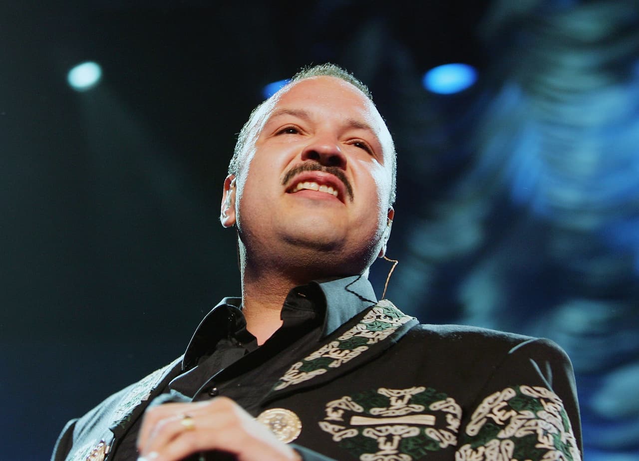"Lo que estaba hablando no era ni siquiera de la música regional mexicana, por el amor de Dios hombre, nomás se suben en un ladrillo y se creen que ya están volando, nada qué ver", continuó en su discurso.
<br>