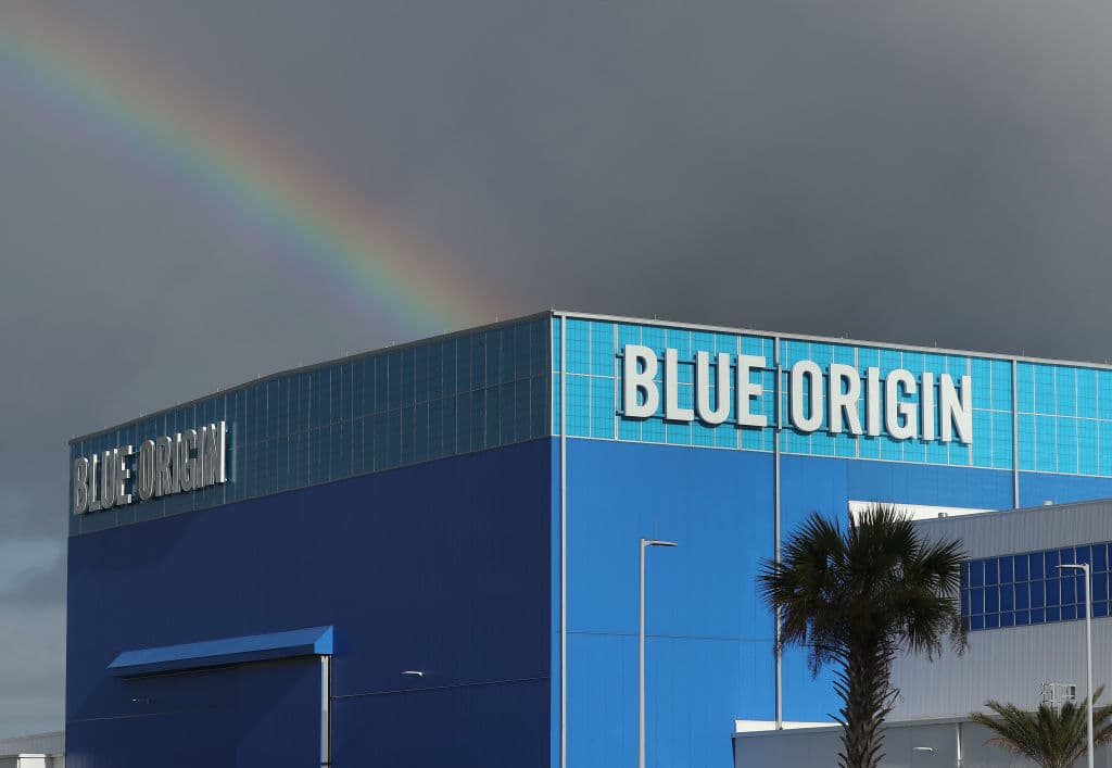 En el año 2000 funda 
<b>Blue Origin, LLC</b>, una compañía aeroespacial para viajes espaciales privados. Con ella hará su primer viaje al espacio el 20 de julio.
<br>
<br>Este era 
<b>un sueño infantil </b>de Bezos, interesado por la exploración espacial desde pequeño. El planteamiento que hace con su empresa desde el inicio es el de un turismo espacial del que puedan disfrutar más personas. Destacan sus 
<b>cohetes reutilizables</b> con descensos controlados por propulsión luego de los lanzamientos.