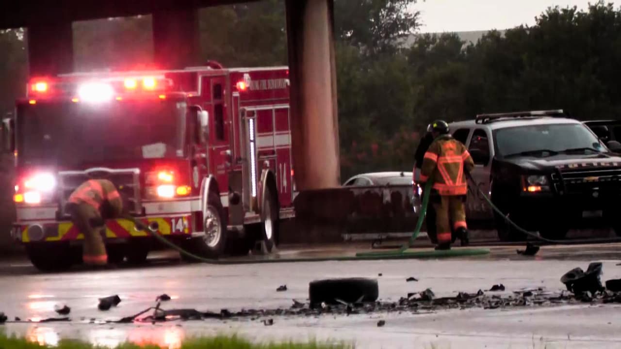 <h3 class="cms-H3-H3">Conducir en sentido contrario: un peligro mortal en Texas </h3>
<br>Este tipo de accidentes, aunque poco frecuentes, suelen ser letales. Según datos del Departamento de Transporte de Estados Unidos, 
<b>los choques causados por conductores en sentido contrario representan una de las causas más peligrosas de accidentes de tráfico</b>, especialmente de madrugada y en autopistas de alta velocidad. En Texas,
<b> decenas de personas mueren cada año en incidentes similares</b>. Las causas más comunes suelen ser conducir bajo los efectos del alcohol, la fatiga o la confusión en el ingreso a las vías rápidas.
