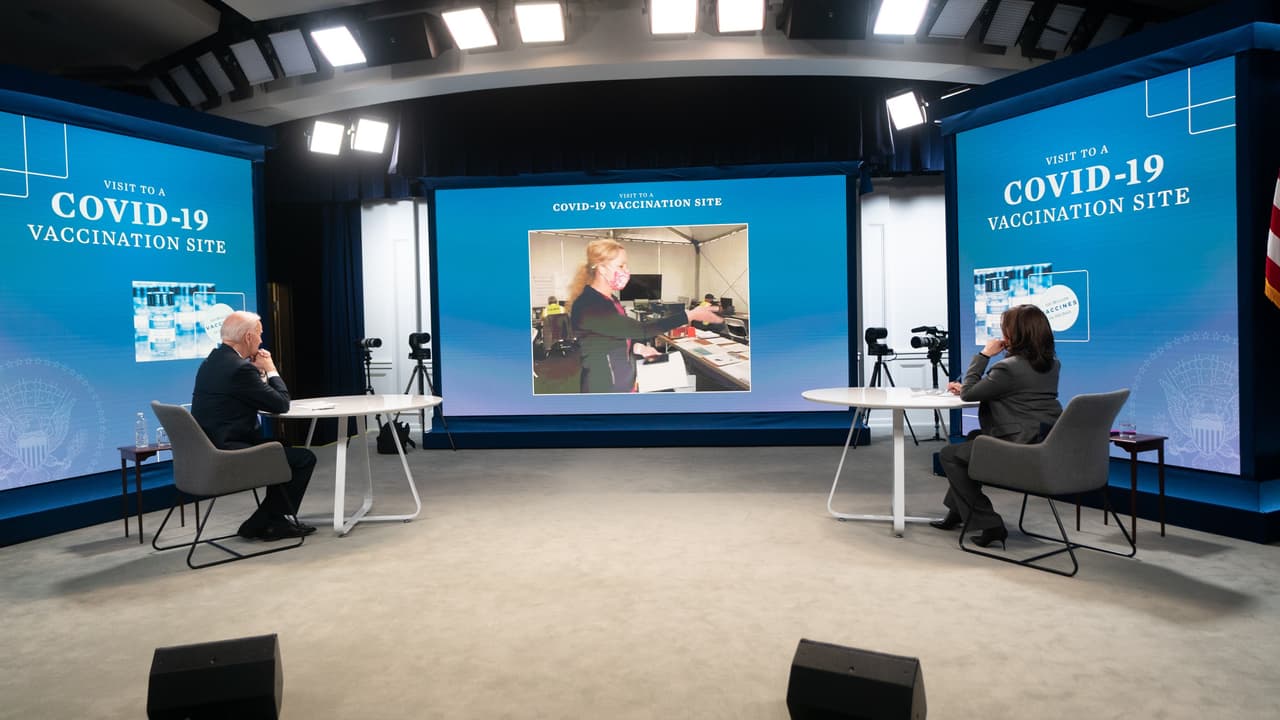 Así fue el recorrido virtual de Joe Biden y Kamala Harris por el mayor centro de vacunación de Arizona