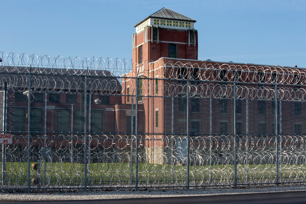 En 1999, el recluso
<b> Norman Johnston </b>protagonizó una fuga que duró tres semanas antes de su recaptura. Este incidente suma a las críticas sobre hacinamiento y escasez de recursos para rehabilitación que enfrenta el sistema penitenciario de Pensilvania.