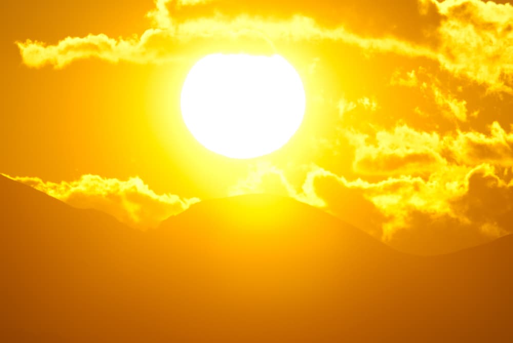 En los días de solsticio, la duración del día y la altitud del Sol al mediodía son máximas (en el solsticio de verano) y mínimas (en el solsticio de invierno) comparadas con cualquier otro día del año.
