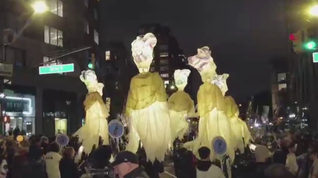 Esta noche de martes miles de personas disfrutaron del desfile de Halloween en Manhattan, el cual estuvo fuertemente custodiado por los uniformados.