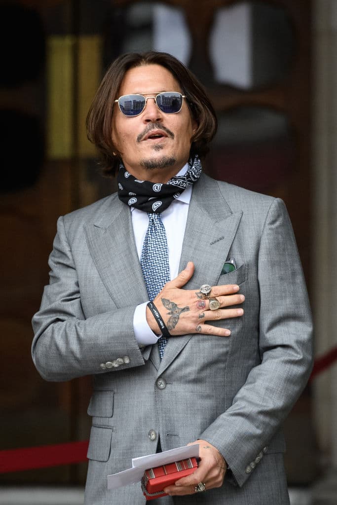 Depp hablará en francés en su nueva película. Un idioma que domina ya que vivió largas temporadas en Francia durante su relación con la cantante y actriz francesa Vanessa Pardis, con quien procreó a sus dos hijos: Lily Rose y 
<a href="https://www.univision.com/entretenimiento/cultura-pop/el-hijo-de-johnny-depp-ya-tiene-19-anos-y-es-tan-guapo-como-el-sera-el-proximo-jack-sparrow">John Christopher</a>.