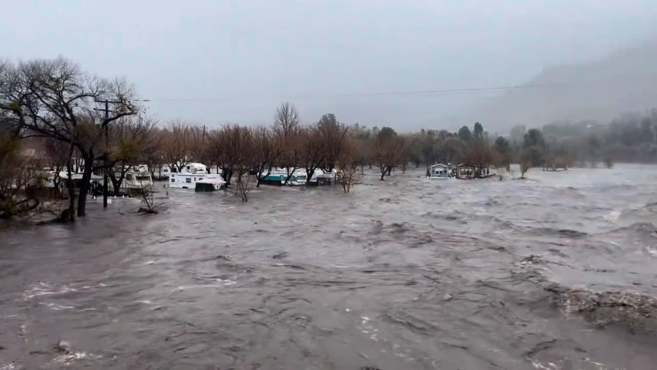 Una advertencia de evacuación está vigente para los residentes cerca de Poso Creek.