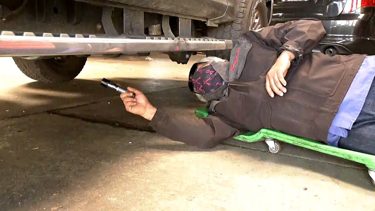 <b>Video.</b> Cómo prevenir que le roben el convertidor catalítico a tu auto y lo vendan en el mercado negro.