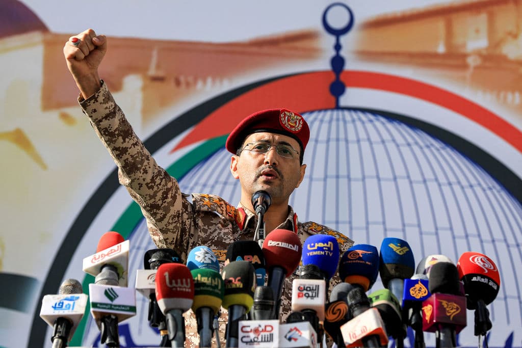 Yahya Saree Qasim se volvió una cara visible este año en el mundo, como comunicador del grupo rebelde hutí de Yemen, que ha llevado a cabo acciones militares y manifestaciones en solidaridad con los palestinos. Entre sus ofensivas, se cuentan los constantes ataques que por meses 
<a href="https://www.univision.com/noticias/mundo/guerra-gaza-huties-yemen-barco-hundido-mar-rojo-amenazas-desastre-ecologico">los hutíes lanzaron a barcos que circulan por el Mar Rojo,</a> alterando esa vía marítima crucial para la región.