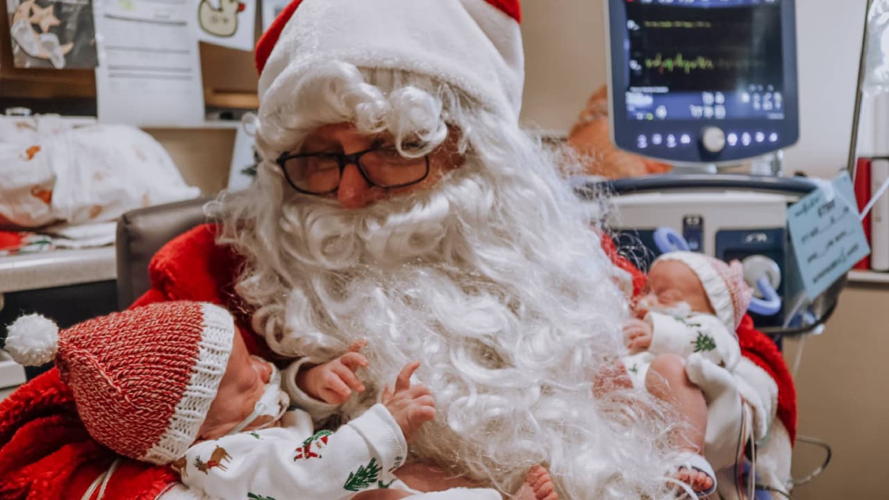 Santa Claus hizo una parada especial en la unidad de cuidados intensivos de la guardería (NyICU) en el Hospital y Centro Médico Dignity Health St. Joseph's, en Phoenix.