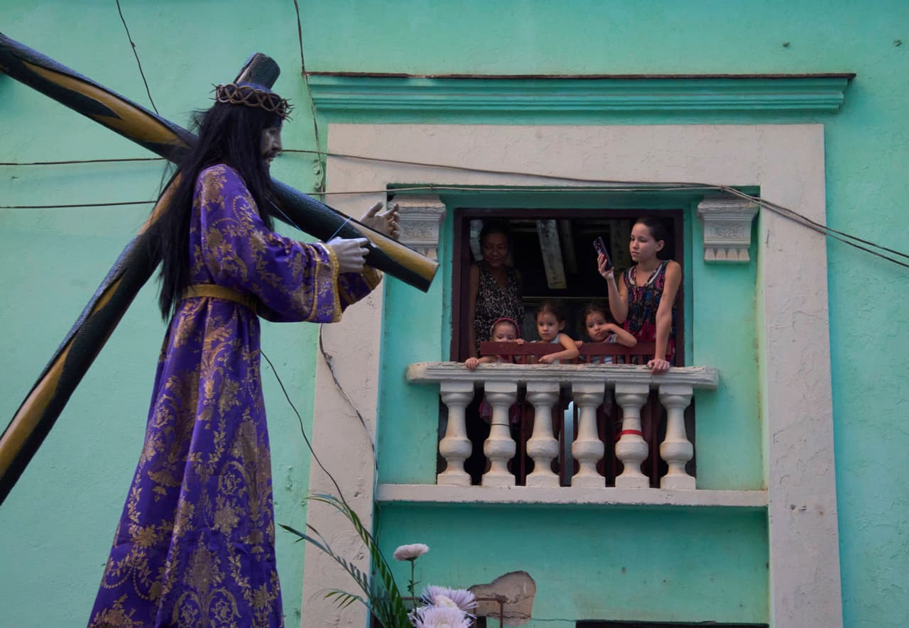 Personas observan una procesión de Semana Santa en La Habana, el Viernes Santo, 18 de abril de 2025.