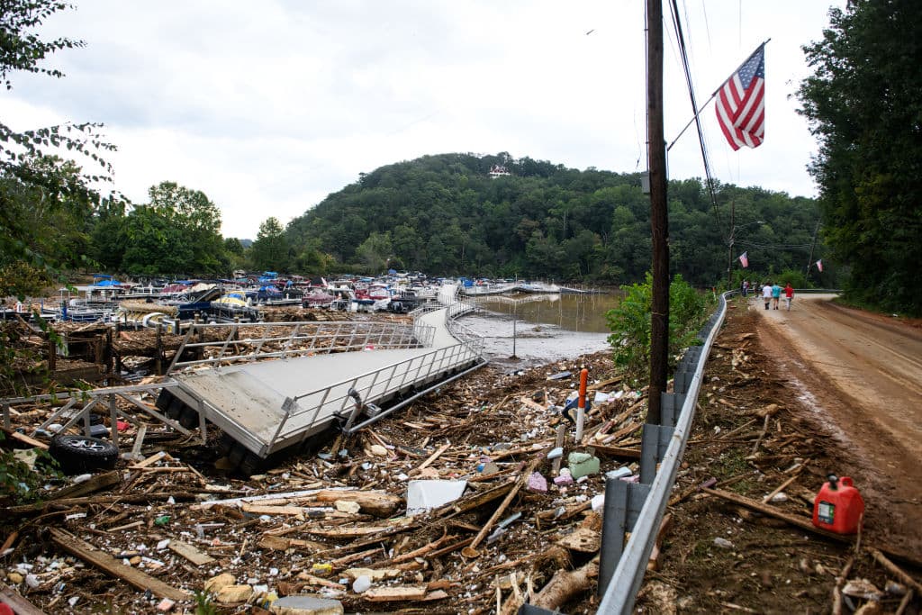 El río Rocky Broad desemboca en el lago Lure y desborda con escombros la ciudad de Chimney Rock, Carolina del Norte, después del paso del huracán Helene, el 28 de septiembre de 2024. Con al menos 
<a href="https://www.univision.com/temas/huracan-helene">230 muertos confirmados, Helene fue el segundo huracán más mortal en golpear a Estados Unidos continental,</a> después de Katrina en 2005.