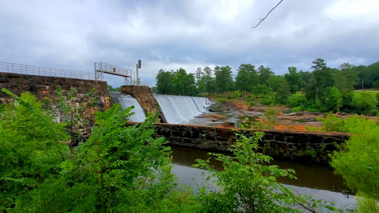 Para llegar al parque, deberás dirigirte al 76 High Falls Park Drive, en Jackson.