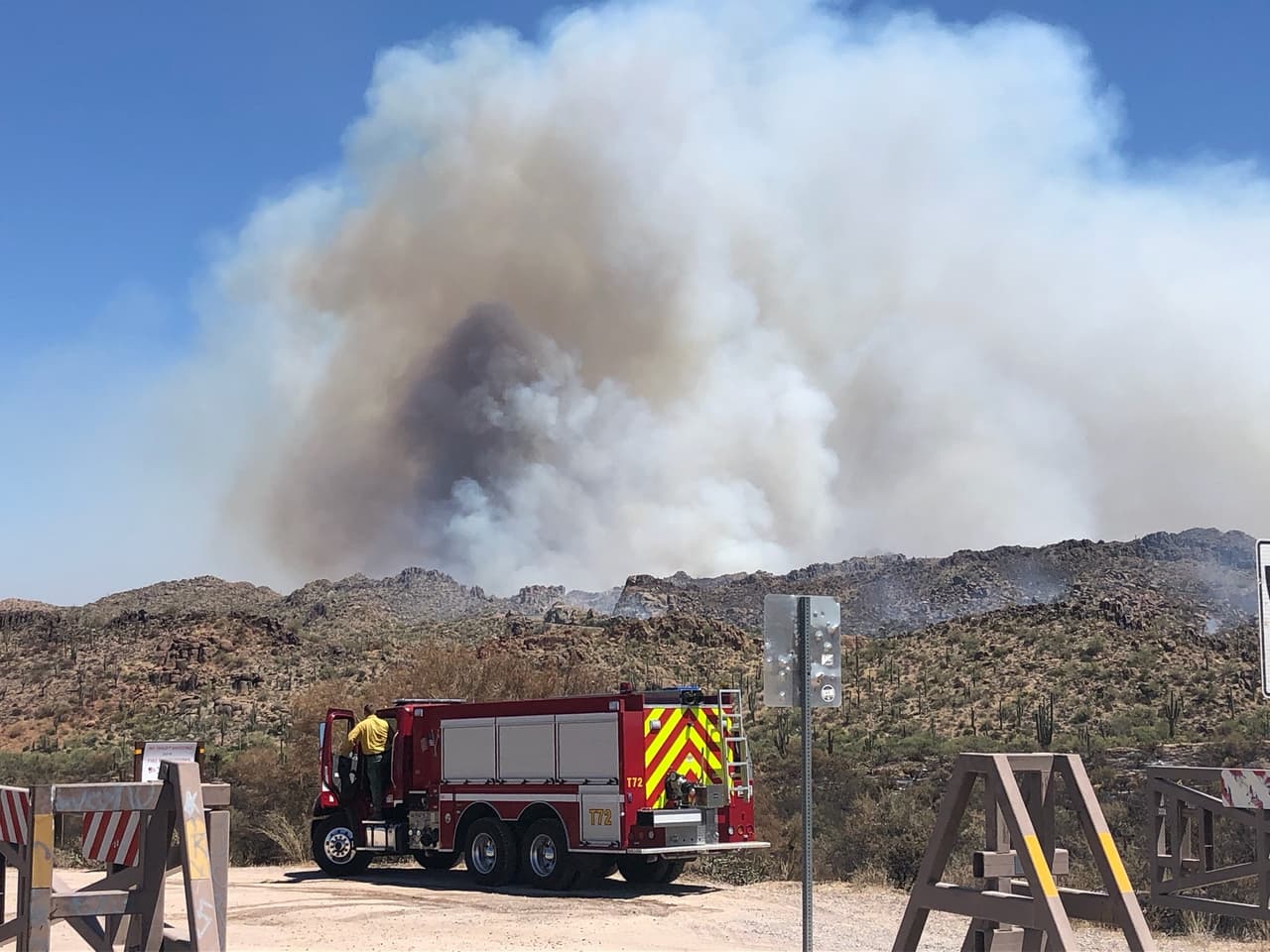 La oficina del sheriff del condado de Maricopa emitió "avisos" a las comunidades de Sunflower y Apache Lake para informarle a los residentes que alistaran sus artículos de emergencia y evacuaran. Los residentes de las comunidades de Tonto Basin y Punkin Center también fueron evacuados, según el Departamento de Silvicultura y Manejo de Incendios de Arizona.