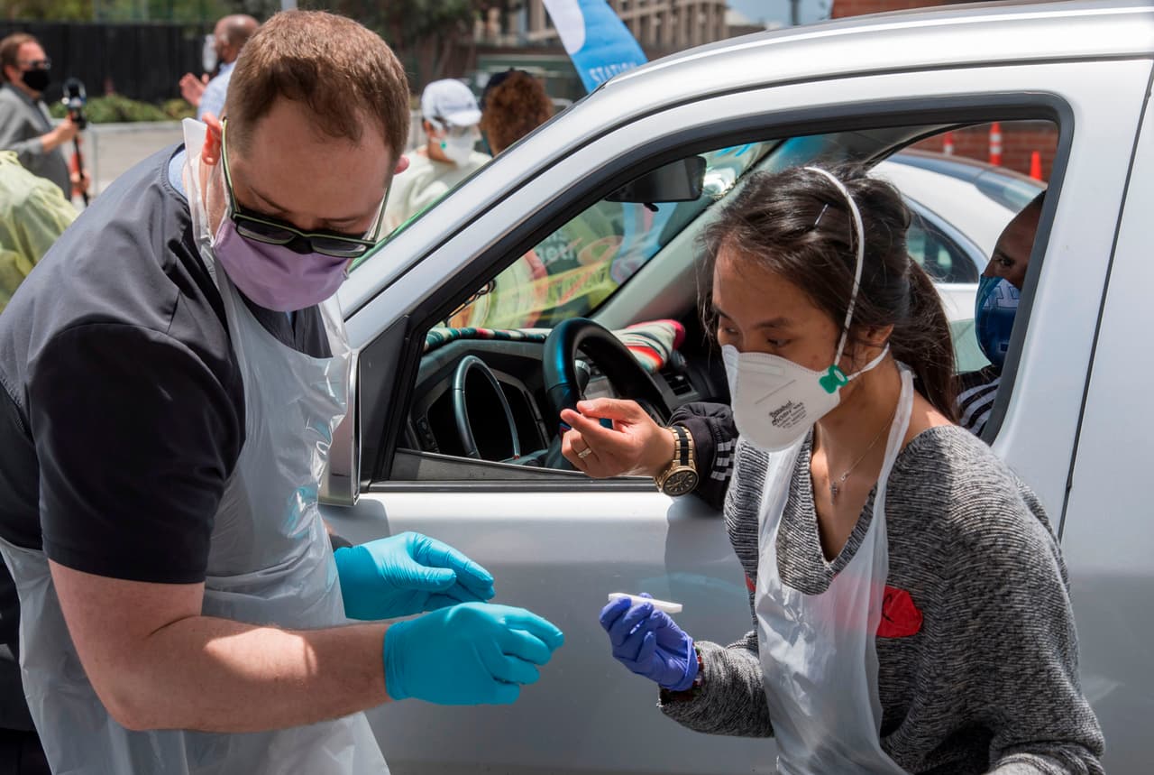 La directora de Salud Pública del condado, Bárbara Ferrer, 
<a href="http://publichealth.lacounty.gov/phcommon/public/media/mediapubhpdetail.cfm?prid=2489" target="_blank">dijo </a>que "
<b>si no podemos tener los números de infección nuevamente bajo control para fines de julio</b>, veremos a miles de personas más que requieren hospitalizaciones y que podrían abrumar fácilmente nuestro sistema de atención médica".