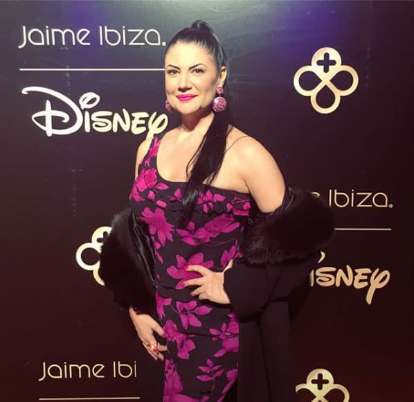 La situación que relató bien pudimos verla en una de sus historias de telenovela: "Desde la primera fila, a mis pies, 
<b><a href="https://www.univision.com/entretenimiento/celebridades/cerca-de-cumplir-su-sueno-a-alejandra-avalos-la-discriminaron-por-sobrepeso-hoy-ha-bajado-55-libras-y-va-por-mas-fotos" target="_blank">me decían 'gorda</a></b>, panzona, tienes celulitis', me gritaban cosas".
