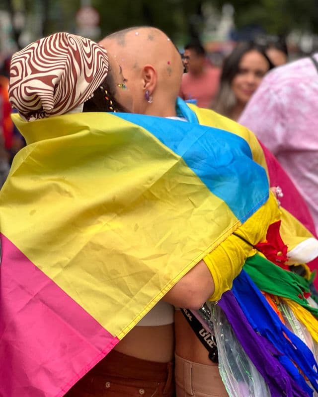 “Querido diario, una vez más. Me siento completita y libre, amada y agradecida con txdxs las almas que me acompañan el día de hoy a celebrar el amor incondicional en todas sus formas”, indica Araiza al inicio de su mensaje. 
<br>