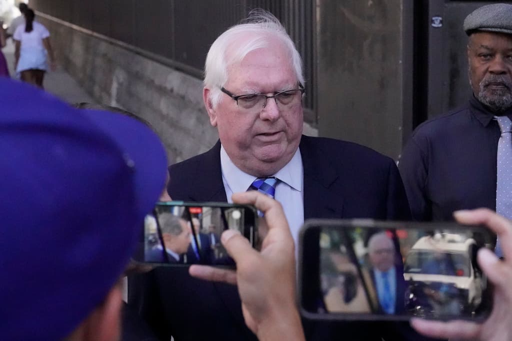 En libertad condicional, Jeffrey Ferguson espera conocer si el jurado creyó su versión de los hechos ocurridos el 3 de agosto de 2023. Testificó en el juicio que ese día 
<b>tomó alcohol </b>y discutió con su esposa Sheryl. 
<b>Admitió que pelearon</b> porque ella le hizo unos comentarios sobre su hijo mayor, de una relación previa.