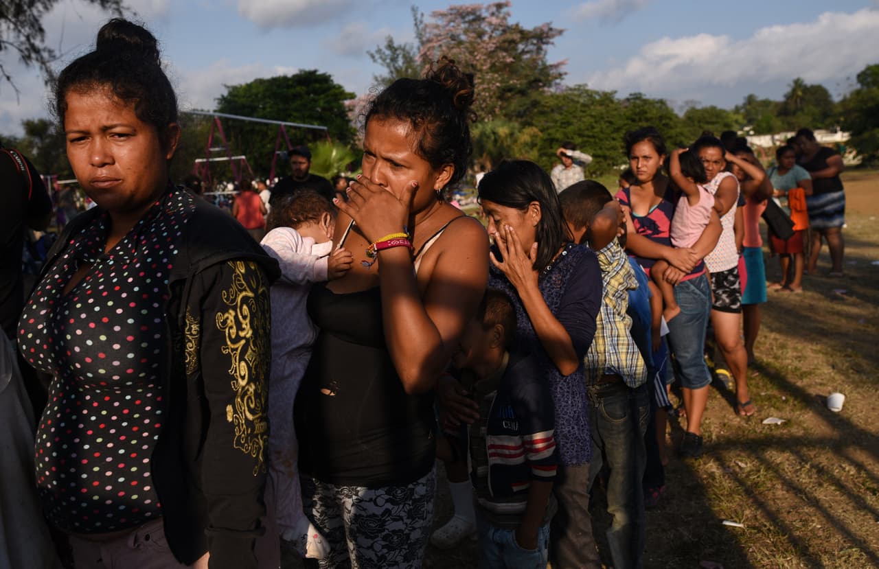 El hondureño Christian Rosale, de 22 años, había abandonado la caravana pero regresó a ella el lunes por la noche, temiendo su inminente arresto y deportación. Declaró a la agencia Reuters que el viaje le ha resultado "Demasiado gasto para venirme y (ahora es) dinero perdido".