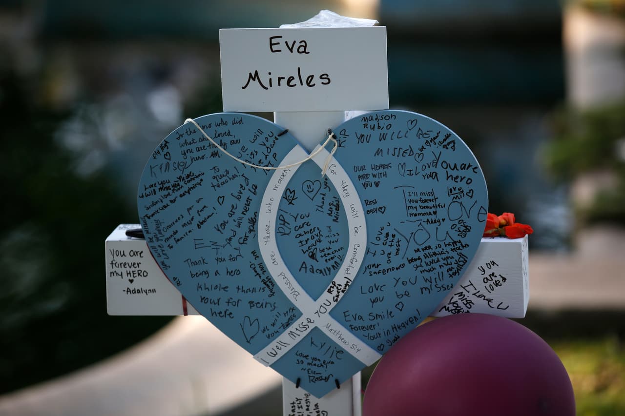 Despiden a Eva Mireles, la maestra que daba "alma y corazón" por sus alumnos y murió protegiéndolos en Uvalde