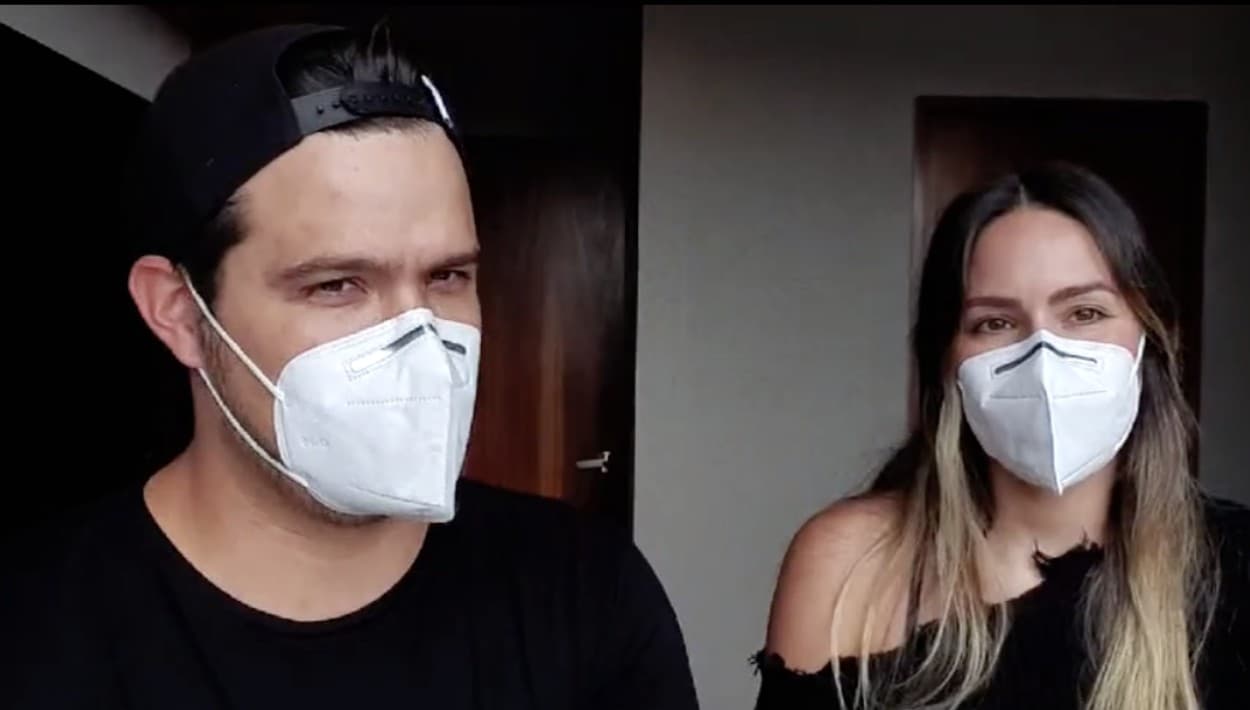 <b><a href="https://www.univision.com/famosos/brandon-peniche-y-su-embarazada-esposa-kris-cid-dan-positivo-al-covid-19-fotos" target="_blank">Brandon Peniche y su esposa Kristal Cid</a></b> confirmaron el lunes 20 de julio que dieron positivo luego de dos pruebas que les habían dado un diagnóstico negativo. Su esposa, con 5 meses de embarazo, también se contagió. Después de 40 días enfermos, el pasado 22 de agosto anunciaron que 
<b><a href="https://www.univision.com/famosos/despues-de-40-dias-en-cuarentena-brandon-peniche-y-su-esposa-embarazada-estan-libres-de-covid-19-fotos" target="_blank">estaban curados. </a></b>
<br>