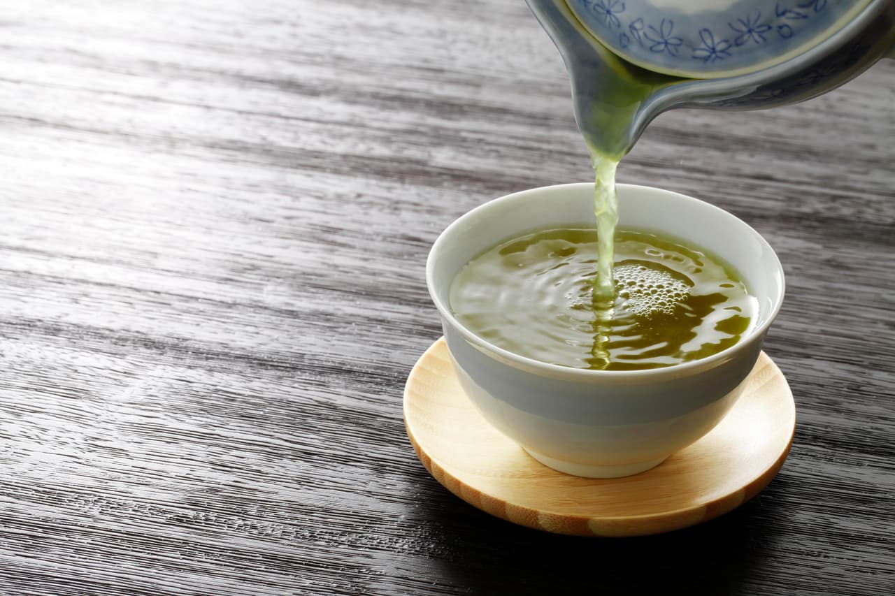 Beber 
<b>té verde</b> o 
<b>oolong</b> acelera el metabolismo durante un par de horas.