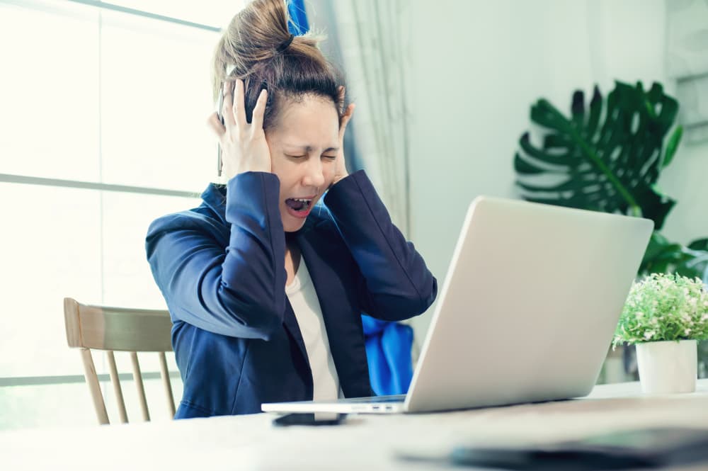 Cuando está 
<b><a href="https://www.univision.com/temas/mercurio-retrogrado" target="_blank">Mercurio retrógrado</a></b>, todo relacionado con la comunicación, información, viajes, electrónicos y hasta nuestra claridad mental se ven afectados y como que se alenta todo. Las cosas se pierden o se rompen; la gente se pelea de más; hay parejas que no se soportan; nuestros teléfonos o computadoras se echan a perder... ¡Hay de todo!