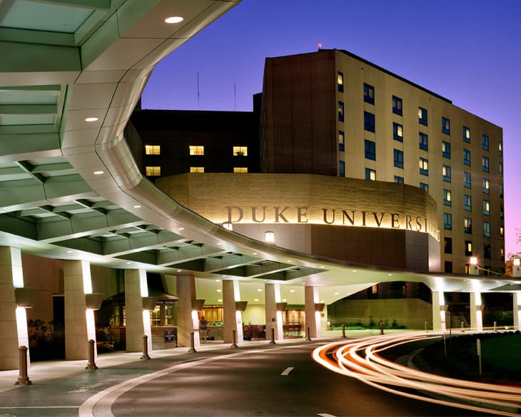 Duke Health también cuenta con los servicios virtuales y en personas para las personas sintomáticas al virus. Para más información llame al (919) 385-0429.