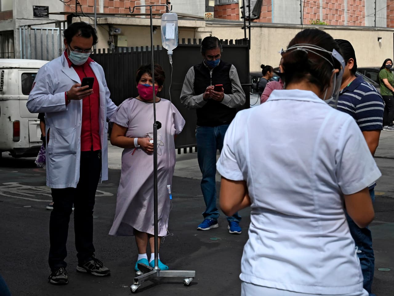En 2017, fallecieron 471 personas en México a causa de tres sismos, los días 7, 19 y 23 de septiembre, en la mayor tragedia natural en México desde el terremoto de 1985, que dejó miles de muertos en la capital del país.