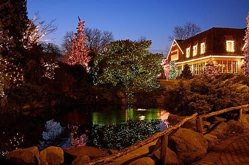 Las tiendas y restaurantes en Peddler’s Village cuentan con ofertas especiales, eventos y otras ofertas durante el fin de semana del Día de San Valentín. Deleite a su Valentín con auténticos chocolates alemanes de Fehrenbach Black Forest Clocks & German Gifts o un paquete de dos botellas de vino y dos pases de cata de vinos de Chaddsford Winery. Y no te pierdas las deliciosas adiciones al menú en Earl’s New American y Cock ‘n Bull, que también presenta espectáculos especiales de teatro de misterio y asesinatos (del 14 al 16 de febrero de 2020).
<br>
<br>Dónde: Peddler's Village, 100 Peddlers Village, New Hope