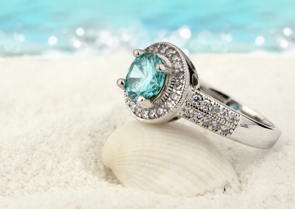 Un ejemplo más es este bello anillo de plata con una aguamarina, que traerá claridad, fortuna y la intensa energía del mar a un nativo de este signo.