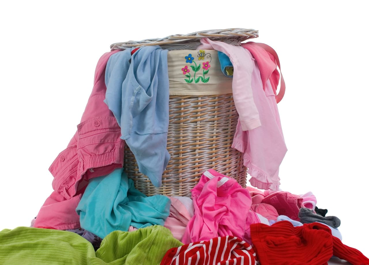 <b>No tire la tela a la basura</b>
<br>La ropa en el vertedero es otro desastre de gases de efecto invernadero. Ya sea que compre en H&M o no, dice Dominic McGraw, el gerente de eficiencia y proyectos de la Oficina de Sustentabilidad de Filadelfia, el gigante minorista tiene una tienda que acepta ropa vieja, sábanas, toallas y otros textiles, como calcetines y ropa interior, que puede ser demasiado cutre para la donación (nota: el programa está actualmente en espera debido a COVID). La empresa convierte los artículos usados en productos como paños de limpieza. Madewell, la marca de ropa propiedad de J.Crew, también tiene un programa genial que toma tus jeans viejos: obtienes $ 20 para un nuevo par y ellos convierten los viejos en aislante.
<br>