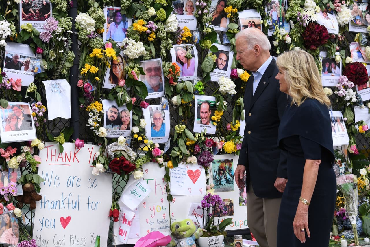 <b>Incendios, tormentas, tornados y tragedias: Biden recorre el país para dejar claro que la ayuda federal está en camino.</b>
<br>
<br>Apenas comenzado su mandato, a finales de febrero de 2021 Biden 
<a href="https://www.univision.com/noticias/politica/biden-visita-texas-tormenta-invernal"><u>fue recibido por el gobernador republicano</u></a> Gregg Abbot en Texas, luego que una 
<a href="https://cnnespanol.cnn.com/2021/02/20/joe-biden-declaracion-desastre-texas/"><u>poderosa tormenta invernal</u></a> hiciera estragos en ese estado. También visitó California, 
<a href="https://www.univision.com/local/sacramento-kuvs/politica-sacramento/presidente-joe-biden-sacramento-california-eleccion-revocatoria"><u>devastado por incendios</u></a>, y Kentucky, 
<a href="https://www.univision.com/noticias/biden-sobrevuela-y-recorre-kentucky-para-evaluar-de-primera-mano-los-danos-provocados-por-los-tornados-video"><u>golpeado por tornados</u></a> a fin de año (en la fotografía). 
<br>
<br>No solo viajó por catástrofes naturales, Biden también visitó a los familiares de las víctimas de 
<a href="https://www.youtube.com/watch?v=iVtzsBdVMlc"><u>un edificio que colapsó en Surfisede, en el sur de Florida,</u></a> matando a casi cien personas.