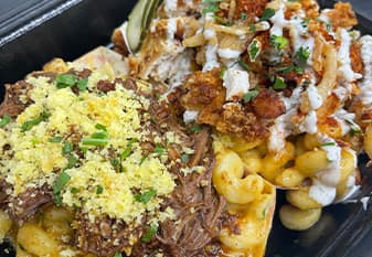 <h3 class="cms-H3-H3">Smash de pollo caliente</h3>
<br>Este platillo es acompañado con macarraones calientes y nachos, bañados en queso.